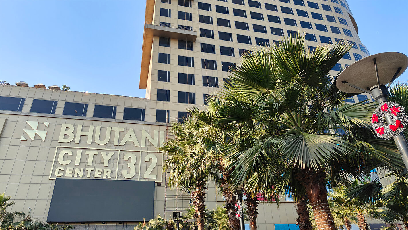 Which mall in Noida is the best for hanging out?
